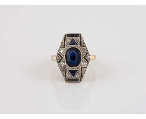 EDELSTEIN-RING Gelbgold. Ringmaß ca. 48, Ges.-Gew. ca. 3,8 g. Geprüft 18 K. Ein oval facettierter Saphir, ca. 1,02 ct., siebe