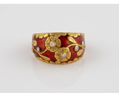 EMAILLE-RING MIT DIAMANTBESATZ Gelbgold. Ringmaß ca. 53, Ges.-Gew. ca. 7,6 g. Geprüft mindestens 18 K. Rotes Emaille, florale