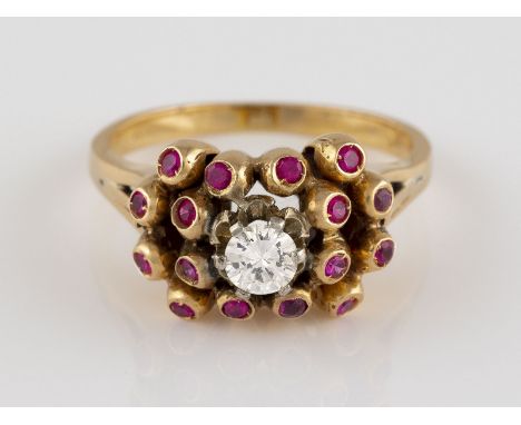 EDELSTEIN-RING Rotgold. Ringmaß ca. 55,5, Ges.-Gew. ca. 6,2 g. Geprüft 18 K. Ein Brillant, ca. 0,29 ct., 16 rund facettierte 