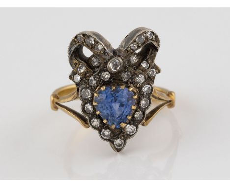 EDELSTEIN-RING Gelbgold, Silber. Ringmaß ca. 48,5, Ges.-Gew. ca. 4,7 g. Schiene geprüft 18 K. Ein herzförmig facettierter Sap