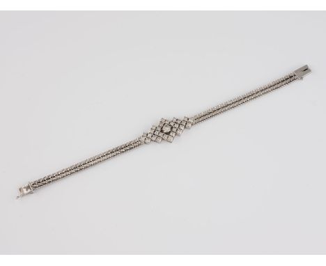 DIAMANT-ARMBAND Weißgold. L. 18,5 cm, Ges.-Gew. ca. 26,1 g. Geprüft 14 K. 28 Brillanten, zusammen ca. 0,98, ein rund facettie