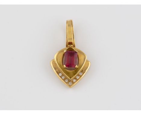 ANHÄNGER Gelbgold. L. 2,9 cm, Ges.-Gew. ca. 5,1 g. Gest. 18 K, Herstellersignet. Ein rechteckig facettierter Turmalin, ca.1,2