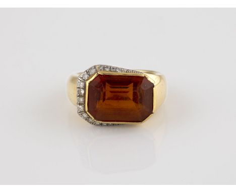RING Gelbgold. Ringmaß ca. 58, Ges.-Gew. ca. 8,8 g. Geprüft 14 K. Ein rechteckig facettierter Citrin (?), ca. 9,5 ct., 18 Dia
