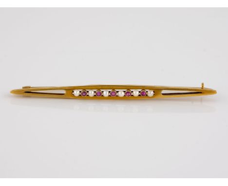 PERL-BROSCHE Gelbgold. L. 6,5 cm, Ges.-Gew. ca. 3,1 g. Geprüft 18 K, schweizer Kontrollstempel 'Helvetia'. Sechs kleine Saatp