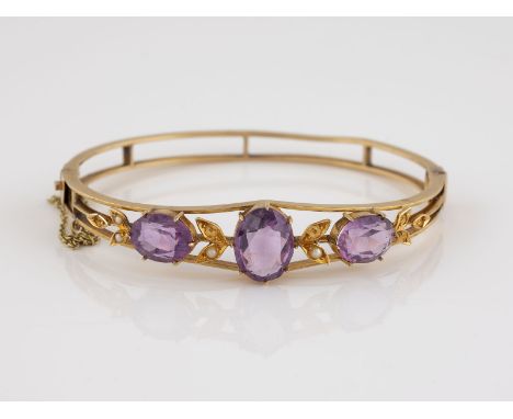 AMETHYST-ARMREIF Rotgold. Innenmaß ca. 6 x 5 cm, Ges.-Gew. ca. 14,3 g. Geprüft 14 K (Sicherheitskettchen ergänzt, ungeprüft).