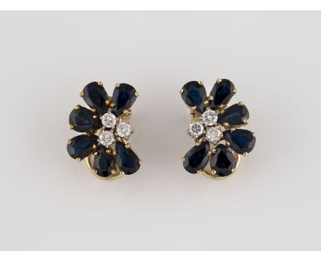 PAAR EDELSTEIN-OHRCLIPS Gelbgold. L. 1,5 cm, Ges.-Gew. ca. 6,8 g. Geprüft 14 K. Jeweils drei Brillanten, zusammen ca. 0,3 ct.