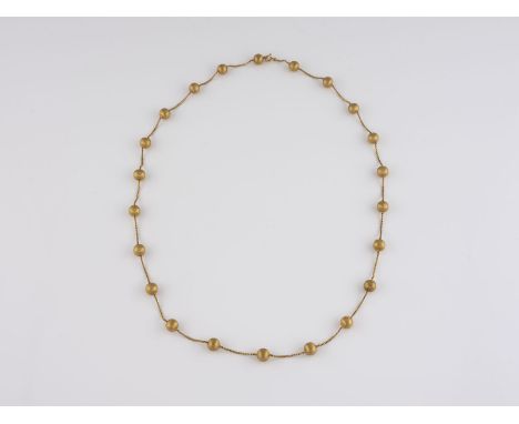 GOLD-COLLIER Gelbgold. L. 70 cm, Ges.-Gew. ca. 25,5 g. Geprüft 18 K. Collier mit strukturiert gearbeiteten Goldkugeln.