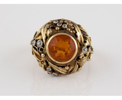 RING Gelbgold. Ringmaß ca. 57, Ges.-Gew. ca. 8,0 g. Geprüft 14 K. Ein rund facettierter, orangefarbener Glasstein, 10 Diamant