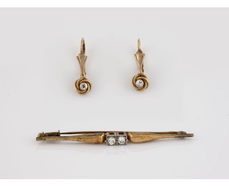 KONVOLUT DIAMANT-SCHMUCK 2-tlg. Gelbgold, Rotgold. 1) Nadel mit zwei Diamanten, zusammen ca. 0,18 ct. L. 6,2 cm, Ges.-Gew. ca