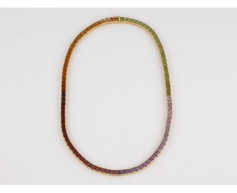 REGENBOGEN-COLLIER Gelbgold. L. 39,5 cm, Ges.-Gew. ca. 34,5 g. Gest. 18 K. Rechteckig facettierte Farbsteine im farbigen Verl