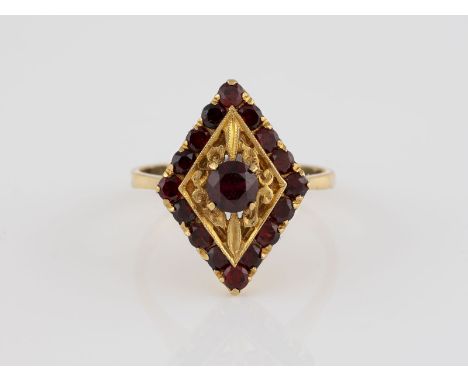 RING Gelbgold. Ringmaß ca. 64, Ges.-Gew. ca. 7,7 g. Geprüft 18 K. Rautenförmiger Ringkopf mit 17 rund facettierten Granatstei