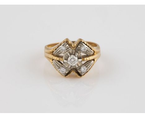 BRILLANT-RING Gelbgold, Weißgold. Ringmaß ca. 52,5, Ges.-Gew. ca. 6,3 g. Geprüft 18 K. Ein Brillant, ca. 0,13 ct., vier Brill