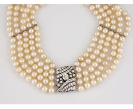 PERL-COLLIER MIT DIAMANT-SCHLIESSE Weißgold. L. 37 cm, Ges.-Gew. ca. 150 g. Geprüft mindestens 14 K. Fünfreihiges Collier, D.