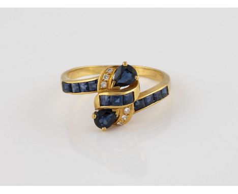 EDELSTEIN-RING Gelbgold. Ringmaß ca. 56, Ges.-Gew. ca. 3,4 g. Geprüft 18 K. Sechs kleine Brillanten, zwei Saphire im Tropfens