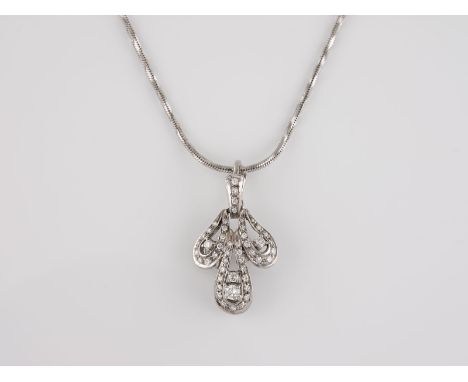 DIAMANT-ANHÄNGER MIT KETTE Weißgold. 3,3 x 1,8 cm, Ges.-Gew. ca. 4,9 g. Geprüft 18 K. 45 Brillanten, zusammen ca. 0,3 ct., dr
