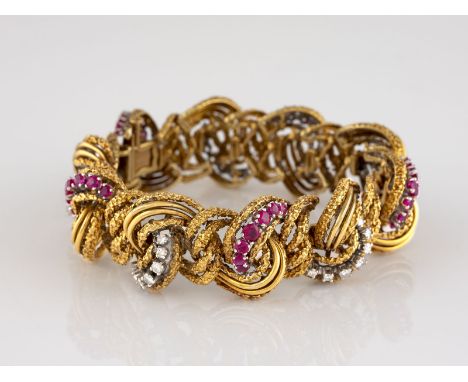 EDELSTEIN-ARMBAND Gelbgold, Weißgold. L. 18,5 cm, Ges.-Gew. ca. 85,8 g. Geprüft 18 K. 35 rund facettierte Rubine, zusammen ca