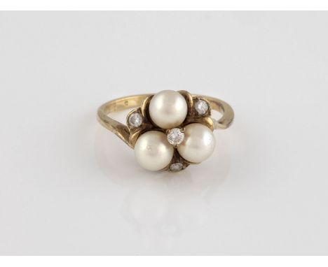 PERL-RING MIT DIAMANTBESATZ Gelbgold. Ringmaß ca. 49, Ges.-Gew. ca. 3,1 g. Geprüft 14 K. Vier Diamanten im Brillant- und 8/8-