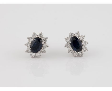 PAAR EDELSTEIN-OHRSTECKER Weißgold. 1 x 0,9 cm, Ges.-Gew. ca. 3,6 g. Geprüft 18 K. Jeweils ein oval facettierter Saphir, ca. 