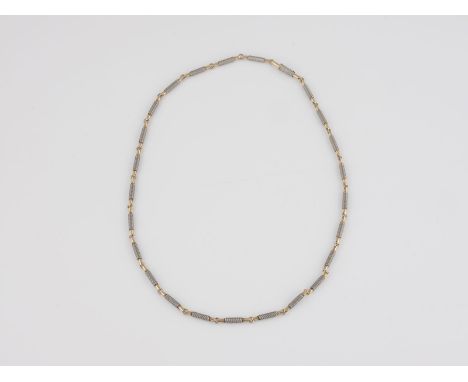 KETTE Gelbgold, wohl Platin. L. 51 cm, Ges.-Gew. ca. 40,2 g. Gelbgold geprüft 14 K, weiße Elemente wohl Platin.