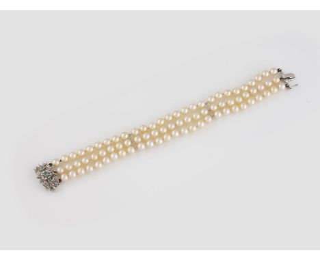 PERL-ARMBAND Weißgold. L. 19 cm, Ges.-Gew. ca. 28,4 g. Geprüft 18 K. Dreireihiges Perl-Armband, D. der Perlen jeweils ca. 5,9
