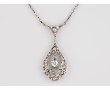 ART-DÉCO COLLIER Platin, Weißgold. L. 38 cm, Ges.-Gew. ca. 7,6 g. Hängelement Platin, Kette 14 K. Tropfenförmiges Hängelement