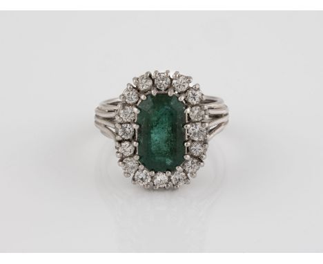 EDELSTEIN-RING Weißgold. Ringmaß ca. 57, Ges.-Gew. ca. 8,5 g. Geprüft 14 K. 16 Brillanten, zusammen ca. 0,64 ct., ein rechtec