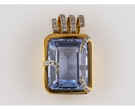 EDELSTEIN-ANHÄNGER Gelbgold. 3,4 x 2 cm, Ges.-Gew. ca. 17,2 g. Geprüft 14 K. Ein facettierter, blauer Farbstein, Topas (?), b
