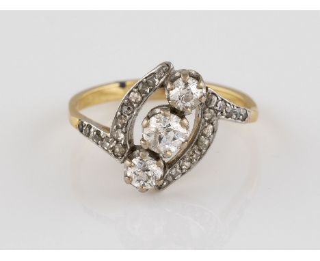 DIAMANT-RING Gelbgold. Ringmaß ca. 55, Ges.-Gew. ca. 3,5 g. Geprüft 14 K. Drei Diamanten im Altschliff, zusammen ca. 0,58 ct.