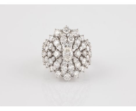 DIAMANT-RING 'WEMPE - FLOWERY' Weißgold. Ringmaß ca. 54, Ges.-Gew. ca. 11,9 g. Gest. 18 K, Herstellersignet, nummeriert. Ein 