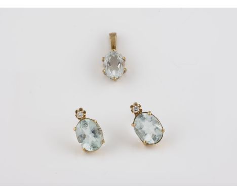 SCHMUCK-SET 2-tlg. Gelbgold. Ohrstecker geprüft 14 K, Ges.-Gew. ca. 2,0 g (ohne Flügel gemessen). L. 1,4 cm. Jeweils ein oval