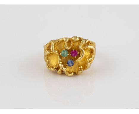 EDELSTEIN-RING Gelbgold. Ringmaß ca. 50, Ges.-Gew. ca. 9,9 g. Geprüft 21,5 K. Drei rund facettierte Edelsteine, Rubin, Smarag