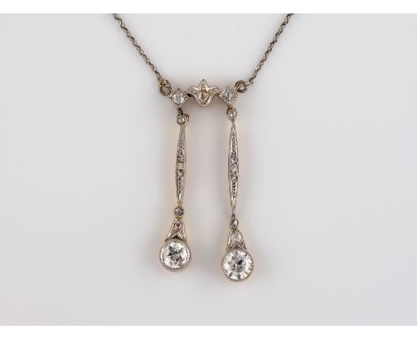 COLLIER NEGLIGÉ Gelbgold, wohl Platin. Ketten-L. 40,5 cm, Ges.-Gew. ca. 4,4 g. Gelbgoldelemente 14 K, Kastenschließe Platin. 