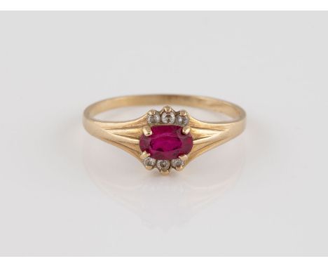 RING Rotgold. Ringmaß ca. 54, Ges.-Gew. ca. 2,0 g. Geprüft 14 K. Ein oval facettierter, synth. (?) Rubin, ca. 0,5 ct., sechs 