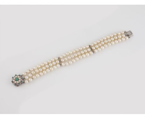 PERL-ARMBAND Weißgold. L. 19 cm, Ges.-Gew. ca. 29,3 g. Geprüft 18 K. Dreireihiges Armband, D. der Perlen jeweils ca. 5,5 mm, 