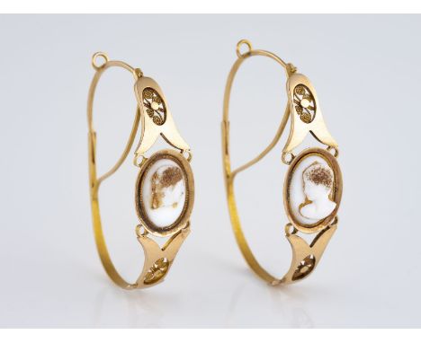 PAAR OHRHÄNGER Gelbgold. L. 4,5 cm, Ges.-Gew. ca. 6,8 g. Geprüft 18 K.