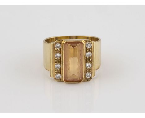 EDELSTEIN-RING Gelbgold. Ringmaß ca. 52, Ges.-Gew. ca. Ges.-Gew. ca. 7,9 g. Geprüft 14 K. Ein rechteckig facettierter Edelste