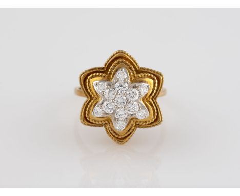 BRILLANT-RING Gelbgold, Weißgold. Ringmaß ca. 58, Ges.-Gew. ca. 8,9 g. Geprüft 18 K. Sternförmiger Kopf mit feinem Kugeldekor