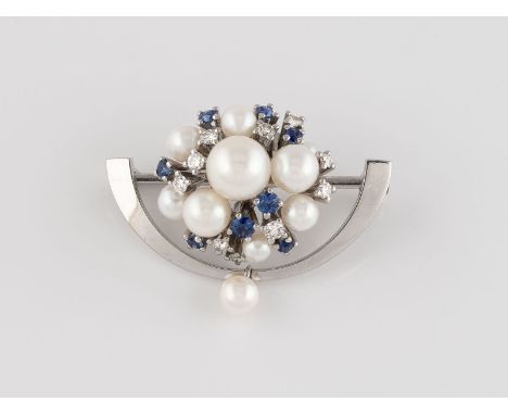PERL-BROSCHE MIT EDELSTEINBESATZ Weißgold. 3,4 x 2,5 cm, Ges.-Gew. ca. 8,5 g. Geprüft 14 K. Perlen unterschiedlicher Größe, D