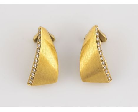 PAAR OHRCLIPS MIT DIAMANTBESATZ Gelbgold. L.,1,6 cm, Ges.-Gew. ca. 8,9 g. Geprüft 18 K. Satiniert gearbeitete, geschwungene F