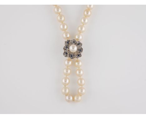 PERL-CLIP UND PERL-COLLIER Weißgold. Clip 2 x 2 cm, Ges.-Gew. ca. 6,1 g. Perlclip geprüft 14 K. Acht rund facettierte Saphire