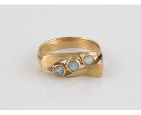 RING Gelbgold. Ringmaß ca. 54, Ges.-Gew. ca. 3,4 g. Geprüft 14 K. Drei rund facettierte Aquamarine (?). Minimalste Tragespure