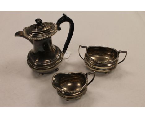 A three piece silver tea service, Sheffield 1925, 29 oz. (3) CONDITION REPORT: Good condition.
