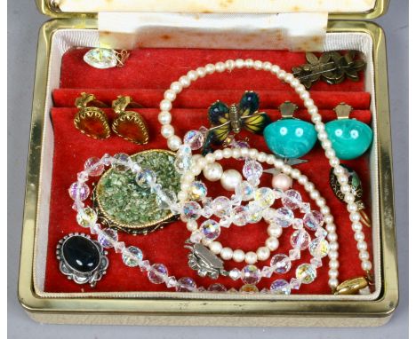 A jewellery box and contents of earrings, brooches and pearls.