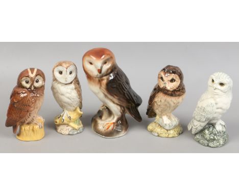 Five ceramic figures of owls to include four Royal Doulton Whyte & Mackay examples, full.