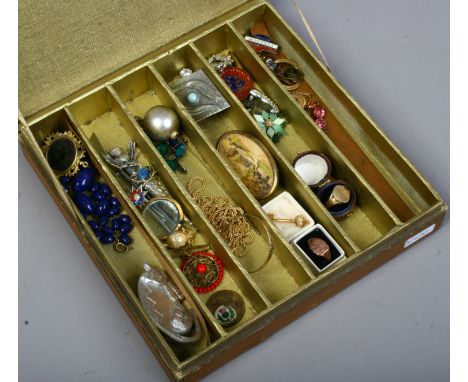 A vintage chocolate box and assorted costume jewellery and jewellery oddments including hat pin, signet rings, pewter brooch 