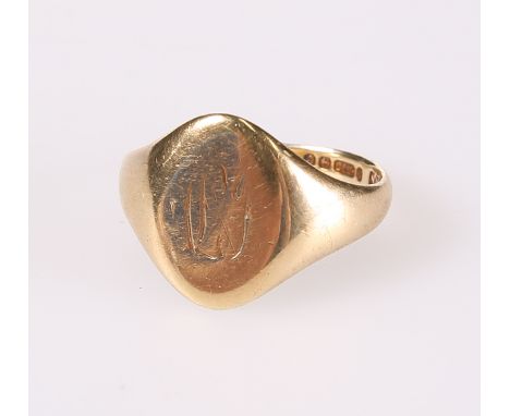 A 9 CARAT GOLD SIGNET RING, Birmingham 1927. 4.8 grams