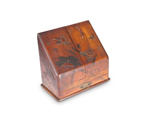 A LATE 19TH CENTURY CHINOISERIE LACQUER DECORATED STATIONERY BOX, with a pair of slant-front doors opening to reveal a steppe