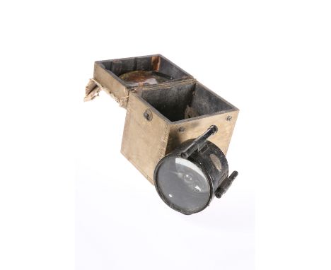A 1918 BRITISH ARMY DAYLIGHT SIGNALLING LAMP, in wooden box.