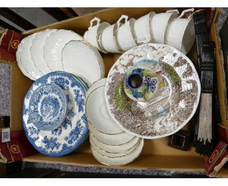 Mixed collection of items to include: Wedgwood blue & white dresser plates, pearl white part teaset and Crown Ducal rimmed bo