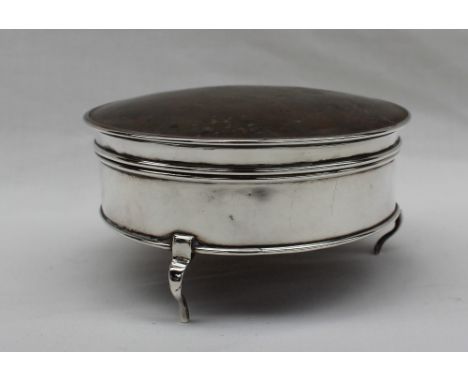 A George V silver trinket box of circular form with a faded tortoiseshell lid, London, 1917, 11cm diameter